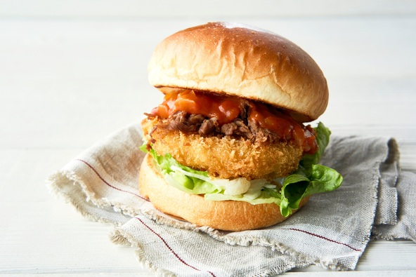 「道の駅 うずしお」で食べられる「あわじ島オニオンビーフバーガー」は全国ご当地バーガーグランプリで1位を受賞した逸品