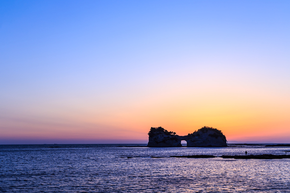 夕陽に映える円月島（画像提供：HIRO777 / PIXTA）