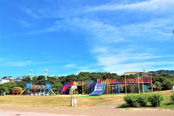 「せんなん里海公園」には大型遊具があり子供も大満足　（画像提供：まきたまる / PIXTA）