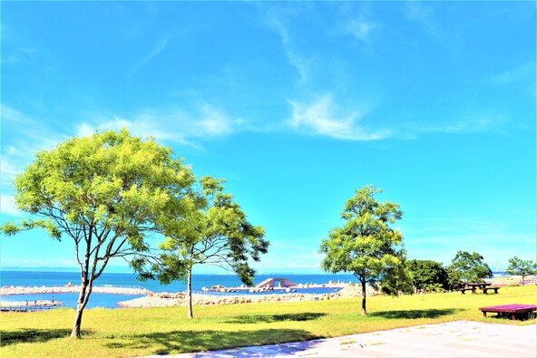 人と海がともに暮らしてきた“さとうみ”文化が残るまち（画像提供：まきたまる / PIXTA）