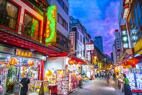 異国情緒あふれる南京町の夜景（画像提供：bee / PIXTA）