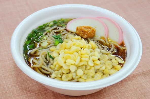 小田原産の梅肉とかまぼこを使った「梅まつりそば」（800円）