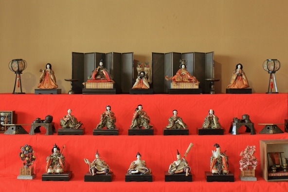 趣の異なるさまざまなお雛様を展示
