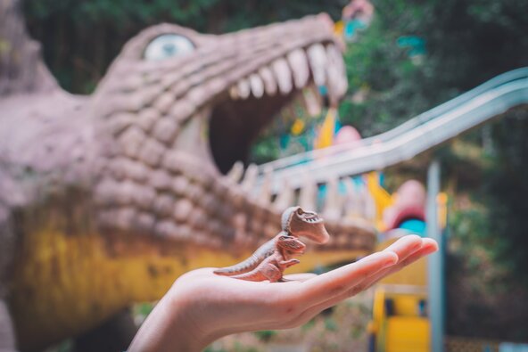 山の急斜面を利用した全長約200メートルのすべり台が、冒険心を刺激します