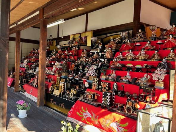 ずらりと並ぶひな人形が訪れる人々をお出迎えしてくれます