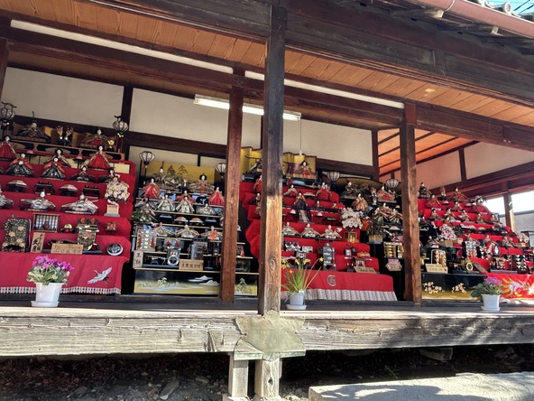 美しいひな人形に子供たちも釘付けに！