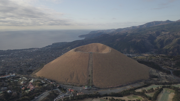 お椀を伏せたようななだらかな姿が印象的な「大室山」