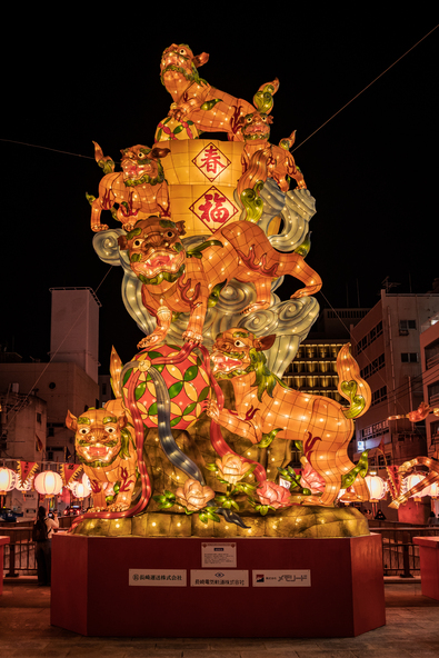 巨大なランタンオブジェが随所で見られます