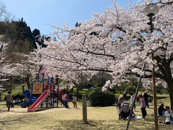 遊具があり、子ども達の笑顔も満開
