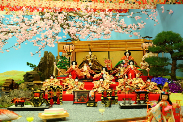 過去の座敷雛の展示（画像提供：ryohei / PIXTA）