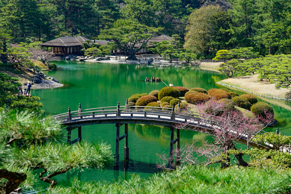 親子で景色を楽しみながら、のんびりと散策を楽しめます（画像提供：mandegan / PIXTA）