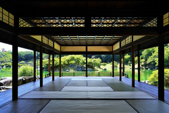 「掬月亭」では梅まつり期間・数量限定の特別な生菓子が楽しめます（画像提供：crossroad / PIXTA）