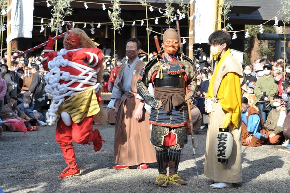 祭りの見どころである「赤鬼と天狗のからかい」の様子
