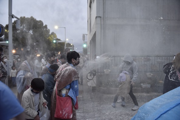 鬼は白い粉をまき散らしながらまちなかを練り歩きます
