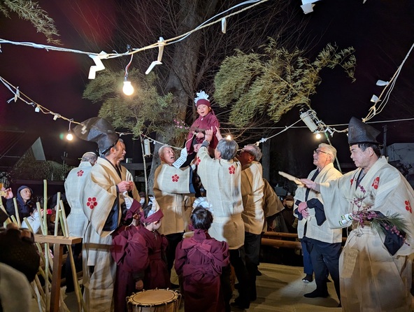 見どころのひとつでもある、｢早乙女｣役の子供の胴上げの様子