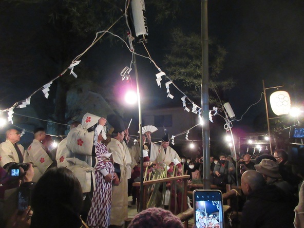 例年、地元住民を中心に、多くの人々が訪れます