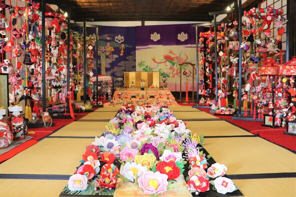 さまざまなひな人形が並ぶ展示会場