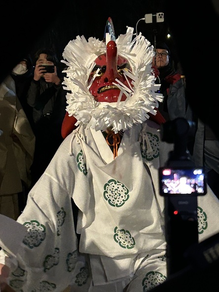 舞で登場する天狗（てんぐ）に子供も思わず釘付けに！