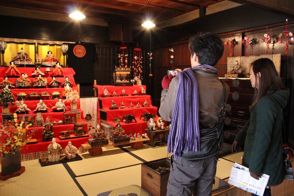 古いまち並みを楽しみながら、ひな飾りを巡りましょう