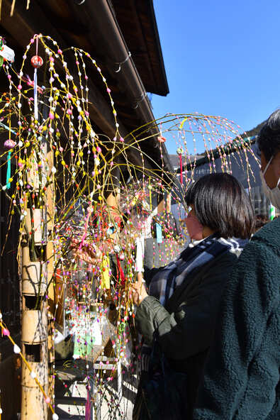 カラフルなお餅を木の枝にくっつけて作る「もち花」の飾りにもご注目！