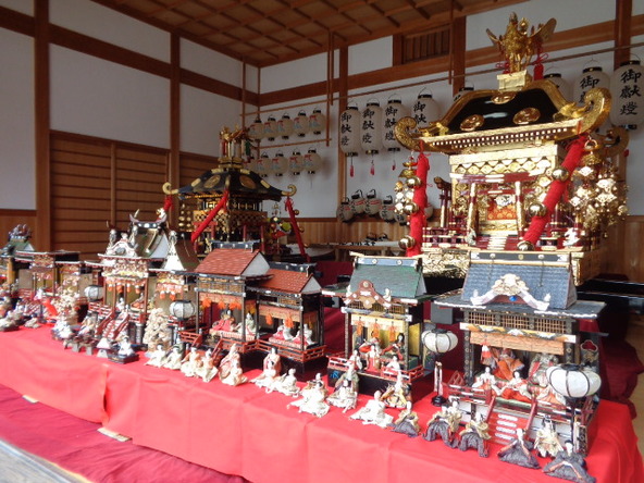 個性豊かなひな人形に、子供も大喜び間違いなし！