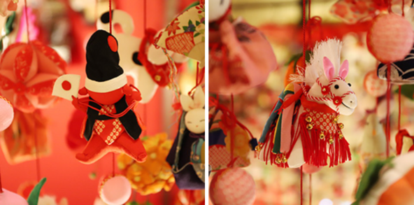 左から）猿（厄が去る）、午年にちなみ馬