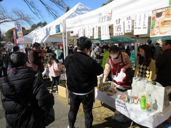 模擬店が並び、多くの来園者でにぎわいます