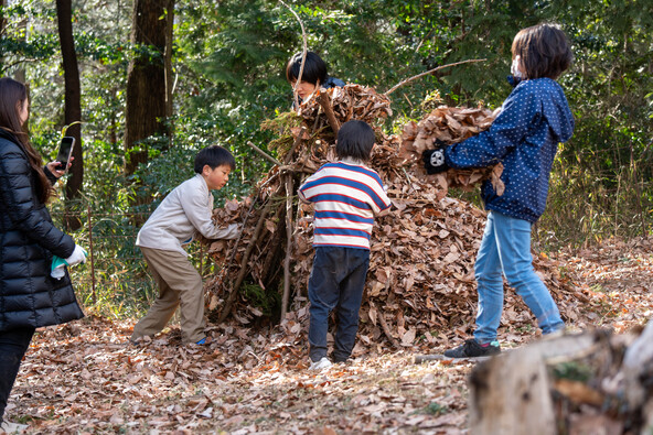 落ち葉と枝で作る「森の秘密基地」