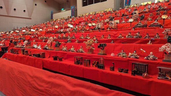 所狭しとひな人形が並ぶ光景に感動！（過去開催時の様子）