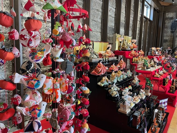 椿やうさぎなど一つひとつ手作りのつるし飾りで鮮やかに彩ります