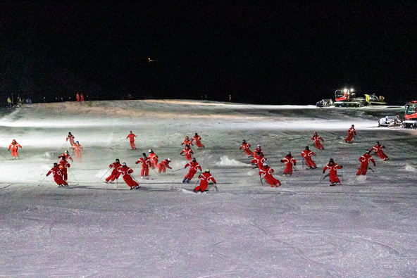 例年の「白馬八方尾根火祭り」では、インストラクターによるデモンストレーション滑走も行われます
