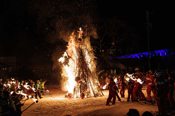 雪と炎の迫力あふれる共演を堪能できます