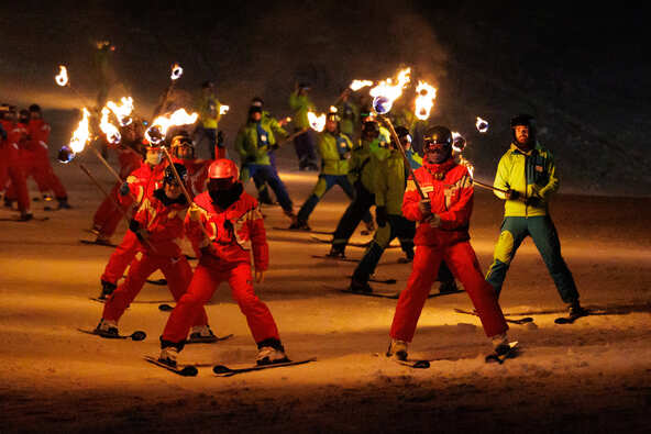 雪の斜面を照らしながら滑り降りる「たいまつ滑走」