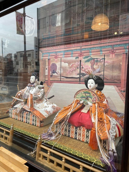 下館駅からまっすぐ、稲荷町通りにあちこち飾られている雛人形も見どころ！