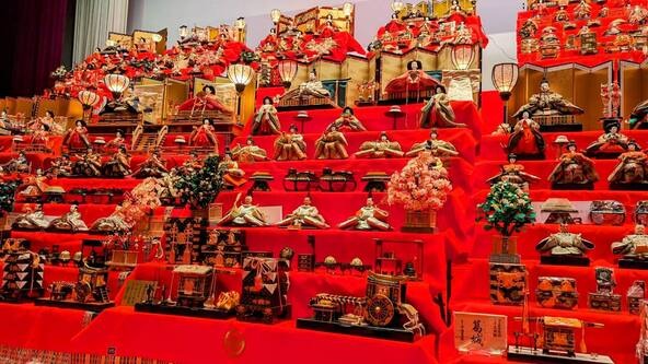 特設ひな壇は地元中学生の協力のもと設置されたとか