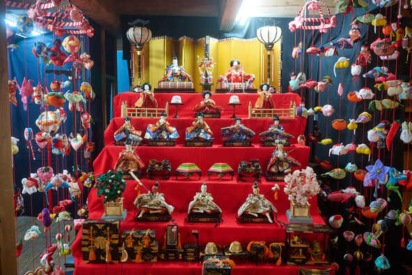 代々受け継がれてきたひな人形に子供も感動！