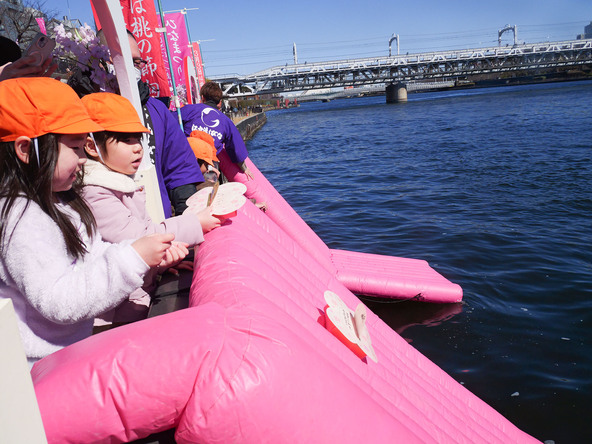 「流しびな」に名前と願い事を記入し、隅田川へ流します