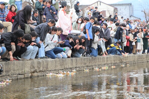 「和の風流し雛」は、子供たちの成長を祈る行事として定着しています