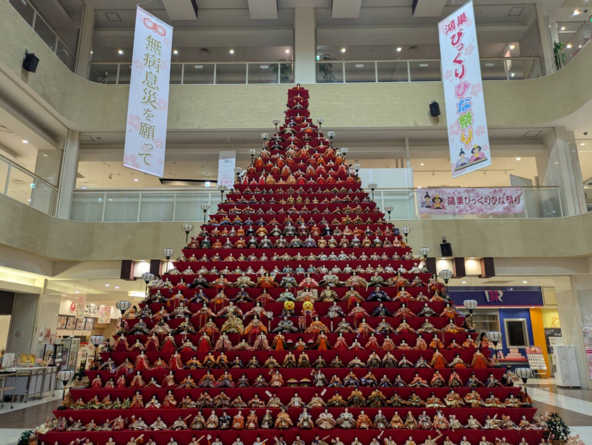 巨大なひな壇と一緒に記念撮影も忘れずに！