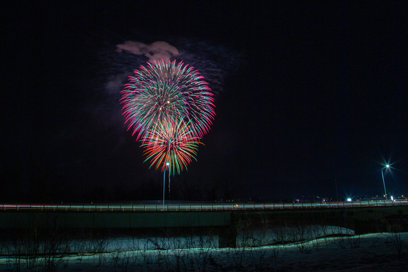 冬の夜空を虹色に彩る花火に子供も感動！