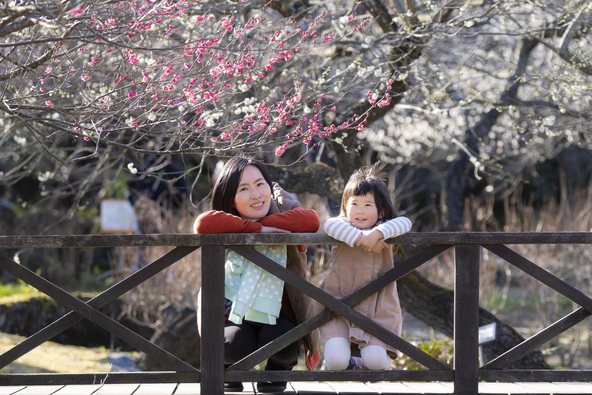 親子で記念撮影♪（画像提供：Enao-kagari / PIXTA）