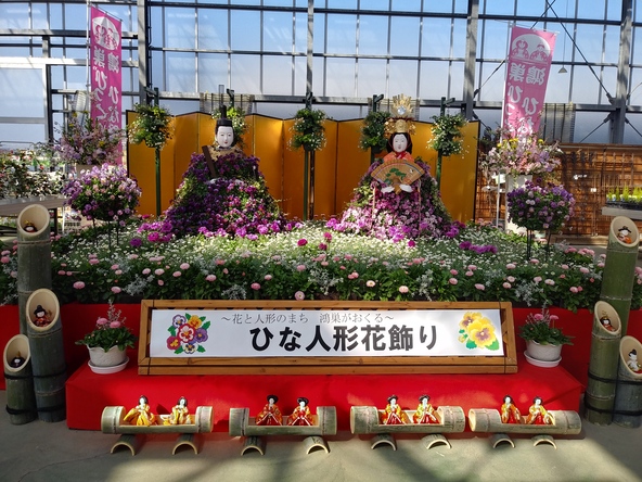 三面ピラミッドひな壇は、メイン会場のピラミッドひな壇の次に高く、見応え抜群！