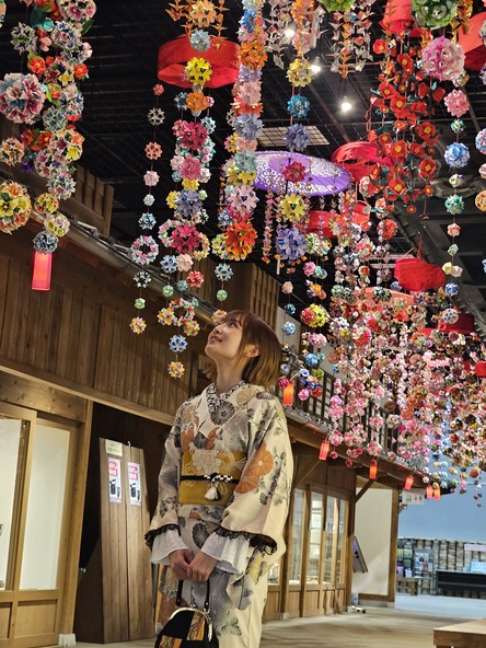 なかには、陶器製の飾りが！