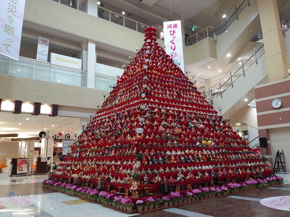 メイン会場の「エルミこうのすショッピングモール」では、約1,500体のひな人形が飾られたピラミッドひな壇が登場♪