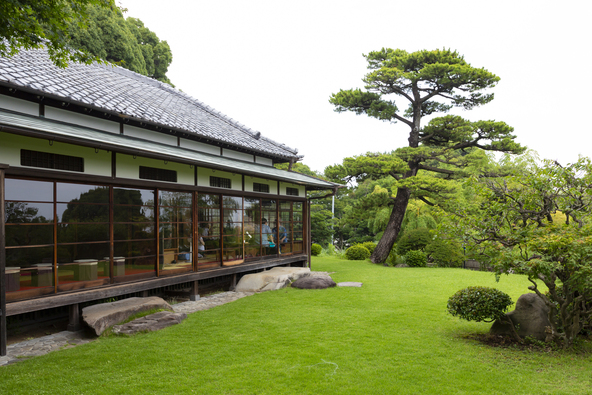 旧小田原城・三の丸外郭土塁の高台に位置し、晴れた日には母屋から相模湾や箱根連山を一望できます