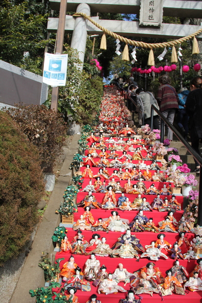 急こう配な石段にひな人形が並ぶ光景はまさに圧巻！