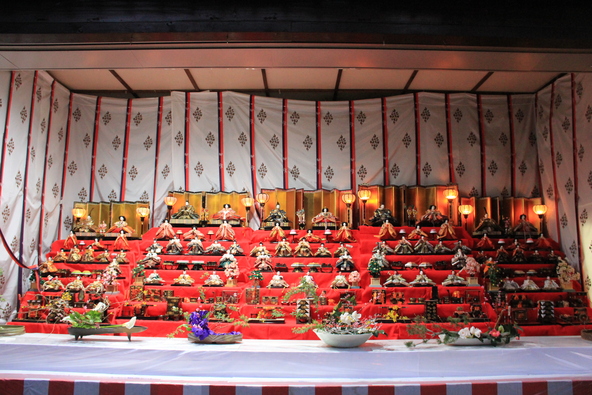 境内の「神楽殿」にもひな人形が飾られます