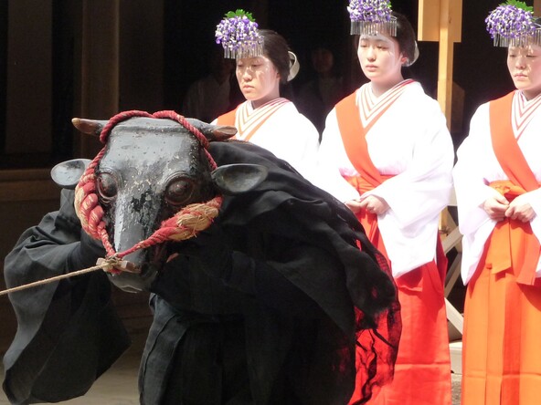 牛面をつけた牛童（うしわらわ）。ある種の迫力を感じます