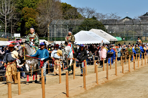勇壮な射手や馬たちの姿に子供もワクワク！