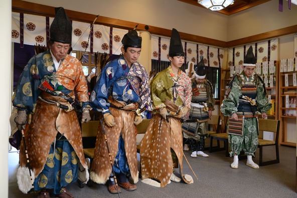 「美多彌神社」の拝殿では、流鏑馬神事が厳かに執り行われます